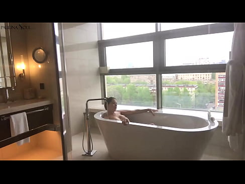 ❤️ En fantastisk babe som lidenskapelig rykker av seg fitta på badet ️❌ Bare porno hos oss ☑