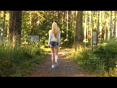 ❤️ Vakker kvinne beveger seg sakte, ikke nakenvideo ️❌ Bare porno hos oss ☑